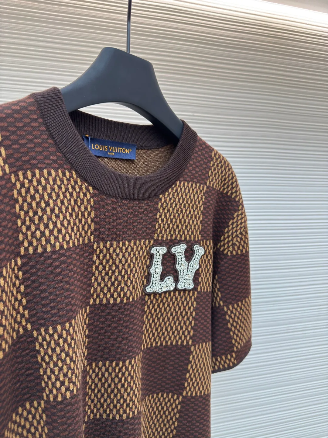 LOUIS VUITTON plaid beaded woolen short sleeves ●Authentic product: Purchased and developed at 9950 ●Item number: 1680085-B05 ●Fabric: wool fabric ●Technology: knitting ●Version: fitted version ●Weight: about 330 grams ●Size: XS-S-M-L ●Description: The wool material is made of 100% fully combed cotton yarn, and the fabric piece is woven using a Stoll 16-needle ultra-fine machine imported from Germany worth 47W. It is woven at a parallel and even speed with reference to the original three-color jacquard structure. Each piece takes 270 minutes. During the weaving, 7 sand spits are used to alternately knit back and forth. The number of knitting rows for a single front garment hanging wool is as high as Line 6352... Only after random inspection can we carry out seam selection, washing, and hand-ordering of the original main label, wash mark, details down to the height of the wash mark, stitching method, and final ironing. Only after a general inspection can we package and ship. It is not like those ordinary computerized flat knitting machines. In order to rush the goods, the speed is turned to the limit, and the stitches of the knitted garments are different in size, code, and patterns. The overall wiring is straight and delicate, the fabric is comfortable and soft, and the color is consistent without color difference. It can be matched with the same style to create a fashionable look and control various occasions. Customized accessories, complete with three standards, same style for men and women!